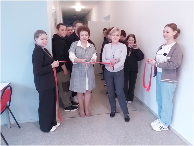 Перерезаем красную ленточку. Открытие центра &amp;quot;Точка роста&amp;quot;.